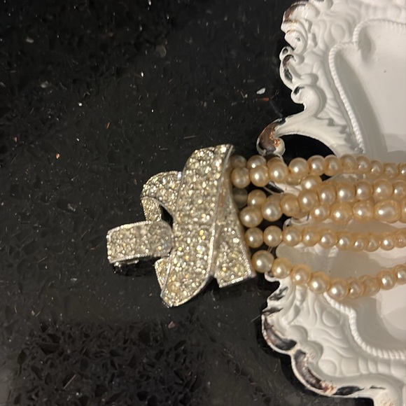 Elegant Vintage Pearl and Fancy Silver Rhinestones Clasp Bracelet - Picture 5 of 12